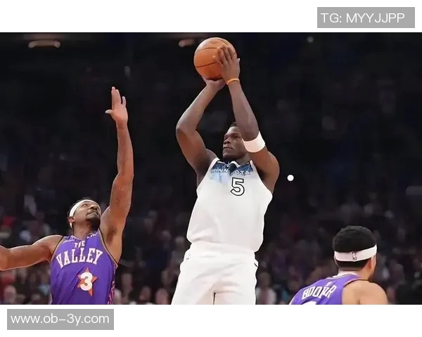 爱德华兹表现出色半场8投4中三分球命中率高达60贡献16分4篮板