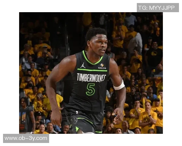 爱德华兹揭秘麦丹比赛时激情四溢的防守表现与平日高冷形象的反差